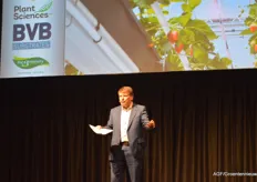 After Gerard van den Brand had spoken on behalf of the National Strawberry Committee, Sjaak van der Tak was allowed to take the podium as chairman of Glastuinbouw Nederland. He recalled the Beatles song 'Strawberry Fields Forever' and wished it to everyone at the beginning of the new year.
